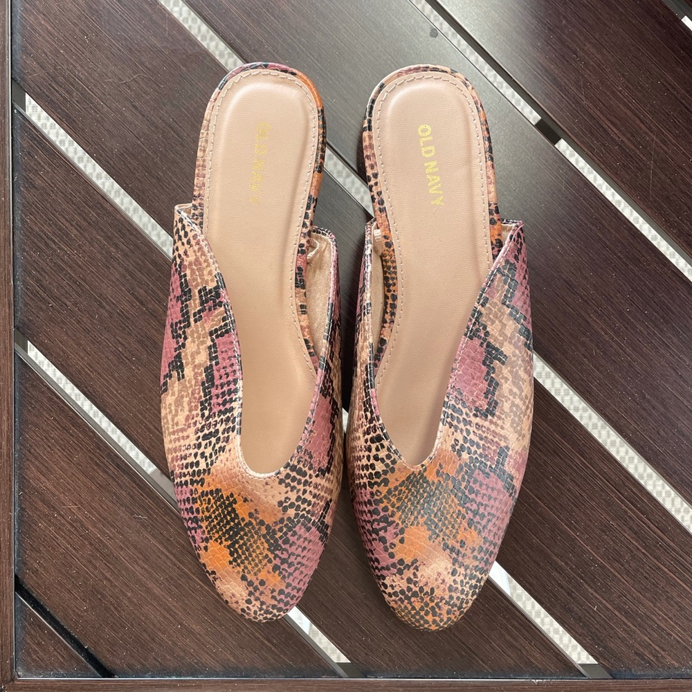 NWOT Old Navy textured slides